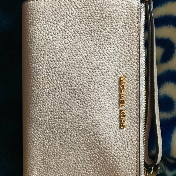 Michale Kors Wristlet - Picture 4 of 4